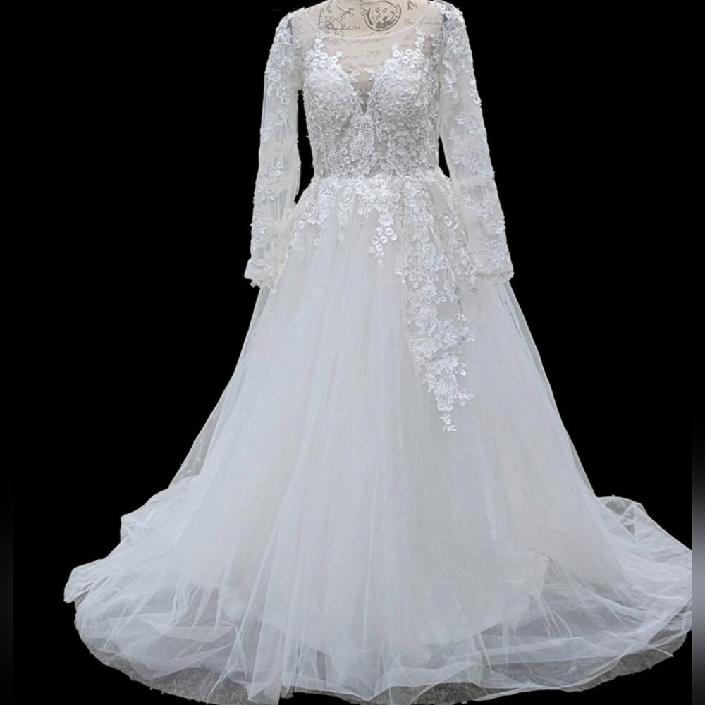 NWT long sleeved lace wedding dress street size 8